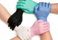 productfoto handen met verschillende kleuren latex handschoenen